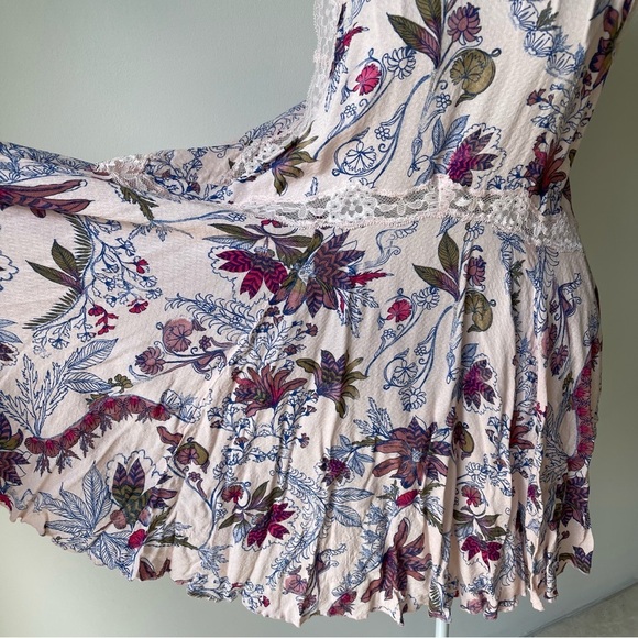 FREE PEOPLE SHE MOVES CHEMISE HIGH NECK LACE SLEEVELESS MINI FLOWER PRINT PINK M - Picture 2 of 10